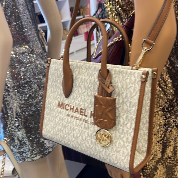 MICHAEL KORS
Mirella Small Logo Crossbody Bag
Vanilla
NWT - Picture 7 of 16